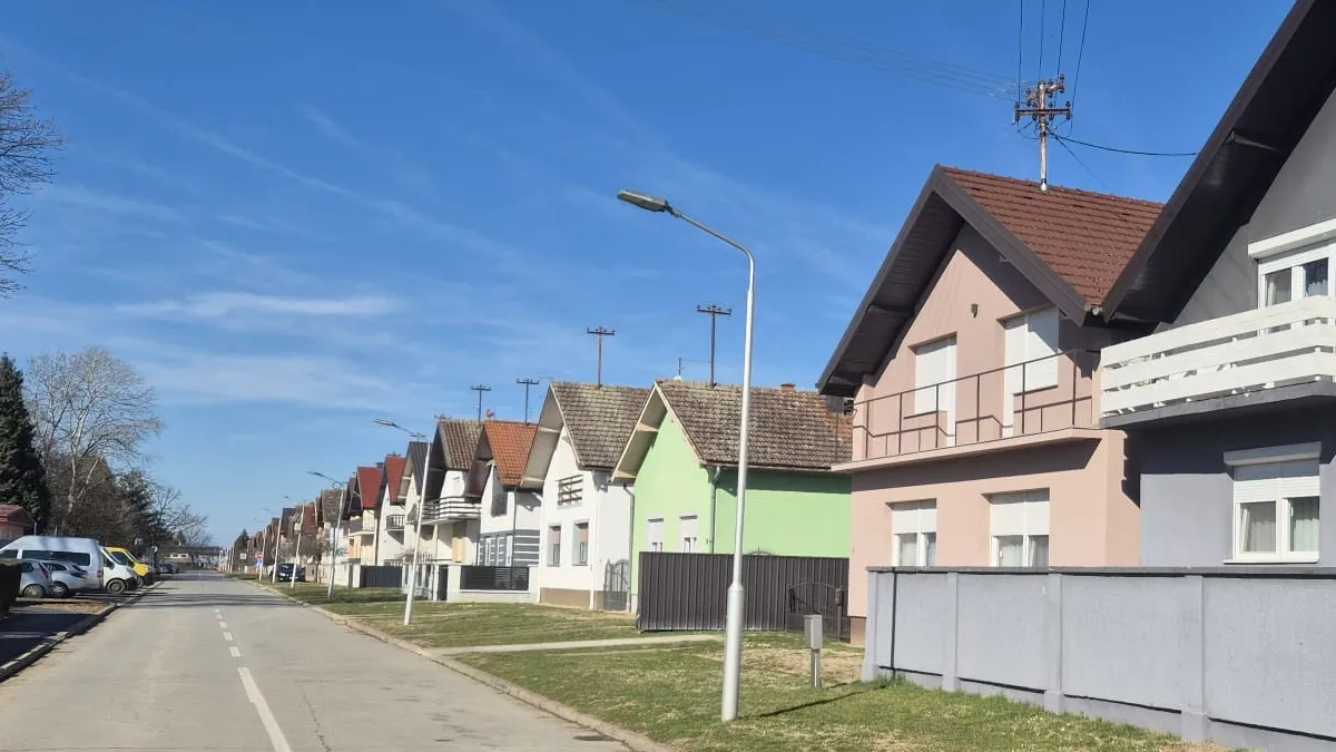 Stambena ulica u Đakovu sa tipičnim kućama koje je moguće osigurati.