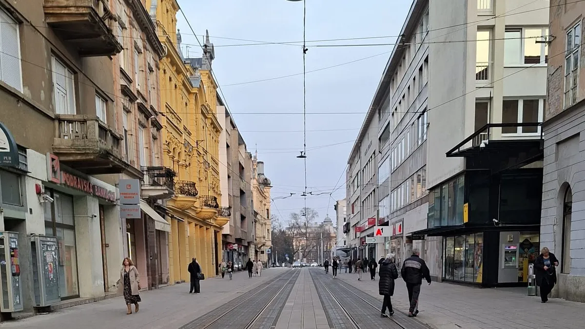 Kapucinska ulica u Osijeku, okružena stambenim i poslovnim nekretninama.