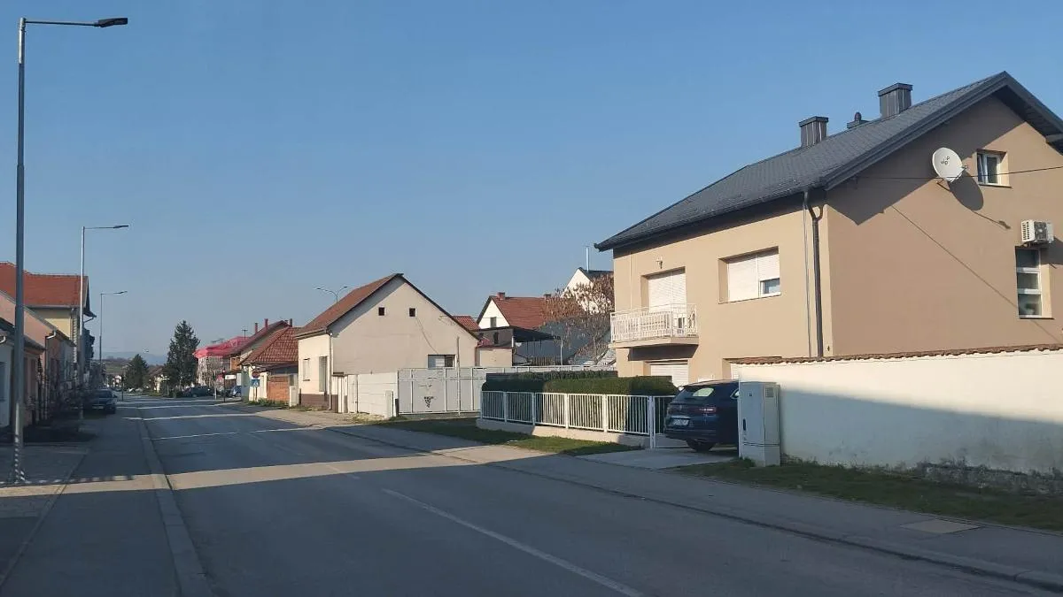 Ulica sa stambenim nekretninama u Požegi