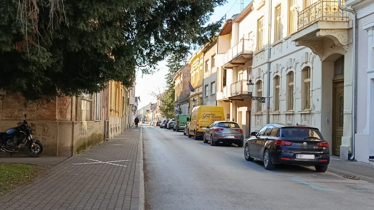 Ulica u Slavonskom Brodu okružena nekretninama